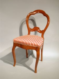 Sedia in legno lastronata in ciliegio epoca 1840 Luigi Filippo sedile imbottito schienale a giorno gambe mosse